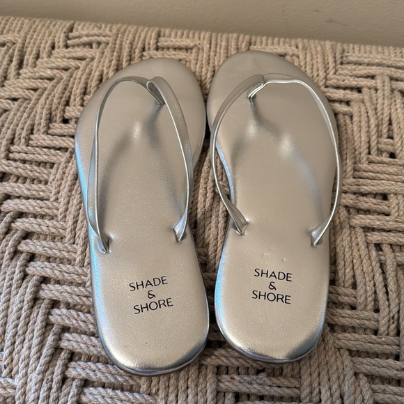 New Shade & Shore Women 5 Silver Metallic Flip Flop Thong Sandals Target - Picture 4 of 6